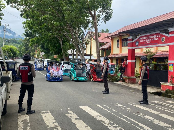 Tingkatkan Pengamanan, Tim Ranmor R2 Samapta Laksanakan Pengaturan Lalu Lintas di Depan SMP N 1 Kotamobagu