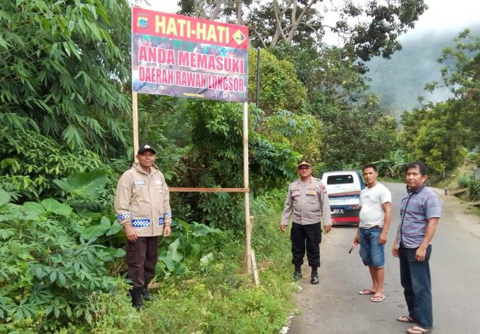 Antisipasi Bencana Alam di Musim Hujan, Polsek Passi Pasang Baliho Himbauan Rawan Longsor