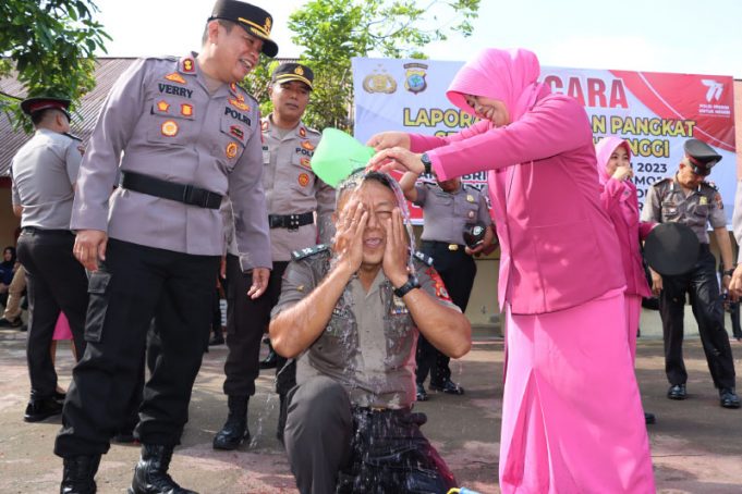 53 Personil Naik Pangkat, Kapolres Kotamobagu Pimpin Tradisi Siraman Air Kembang
