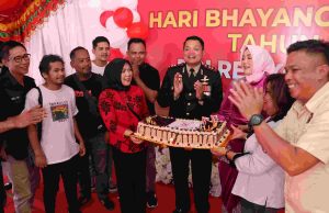 Gelar Syukuran Hari Bhayangkara Ke-77, Kapolres mendapat kejutan Kue Ultah dari pengurus PWI & IJTI Biro Kotamobagu