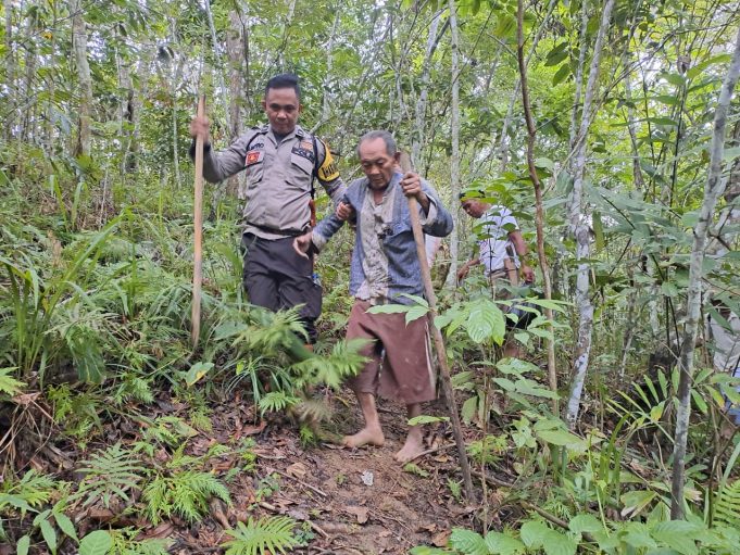 Bhabinkamtibmas Desa Kopandakan I Bantu Evakuasi Warga Mengasingkan Diri Selama 2 Minggu di Hutan