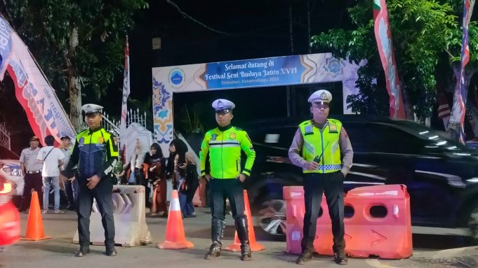 Personil Polres Kotamobagu Beri Rasa Aman Jalannya Festival Seni Budaya Jaton