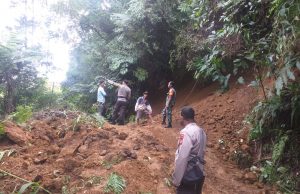 Sigap!, Polsek Passi Datangi Lokasi Bencana Alam Tanah Longsor di Jalan Raya Manembo – Sinsingon