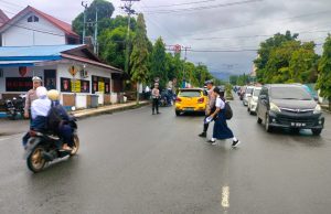 Satlantas Polres Kotamobagu Siaga Mengatur Lalu Lintas Antisipasi Kegiatan Masyarakat di Tengah Cuaca Hujan