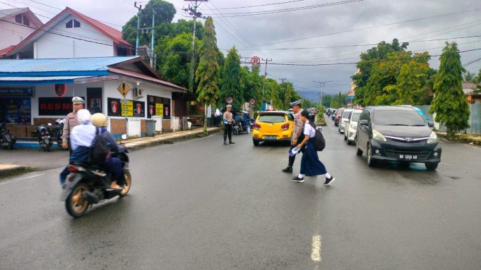 Satlantas Polres Kotamobagu Siaga Mengatur Lalu Lintas Antisipasi Kegiatan Masyarakat di Tengah Cuaca Hujan