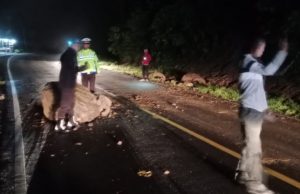 Gerak Cepat!, Longsor Batu Besar di Jalan AKD Kilo 5 Mongkonai, Polsek Kotamobagu Segera Datangi TKP