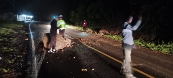 Gerak Cepat!, Longsor Batu Besar di Jalan AKD Kilo 5 Mongkonai, Polsek Kotamobagu Segera Datangi TKP