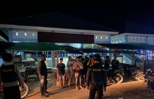 Tim Patroli Ranmor Samapta Membubarkan Puluhan Pemuda Yang Mengonsumsi Miras di Pasar Genggulang