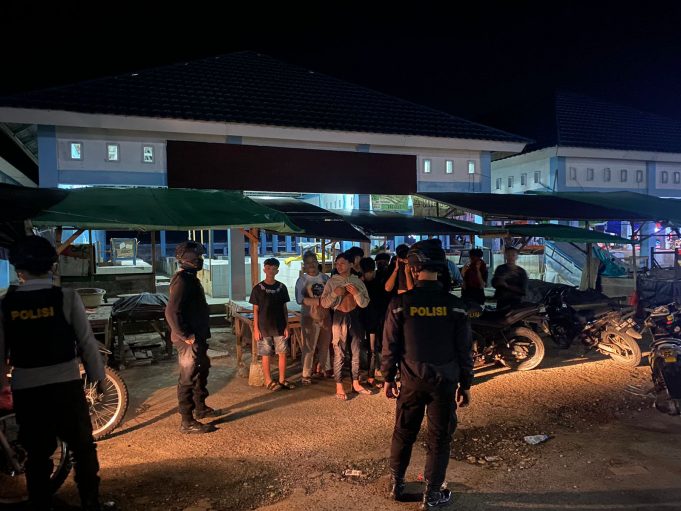 Tim Patroli Ranmor Samapta Membubarkan Puluhan Pemuda Yang Mengonsumsi Miras di Pasar Genggulang