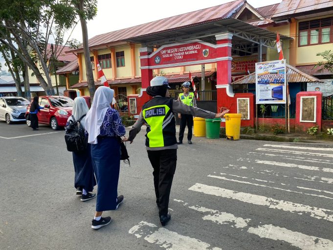 Strong Point Pagi Satlantas Polres Kotamobagu Antisipasi Kemacetan di Sekolah-Sekolah dan Titik Rawan