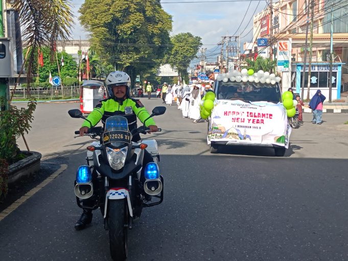 Personil Polres Kotamobagu Laksanakan Pengawalan Pawai 1 Muharram Tahun Baru Islam 1445 H