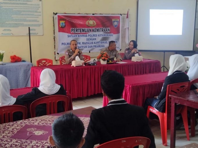 Sat Binmas Polres Kotamobagu Laksanakan Kegiatan Kemitraan Polmas di Sekolah SMP N 2 Kotamobagu