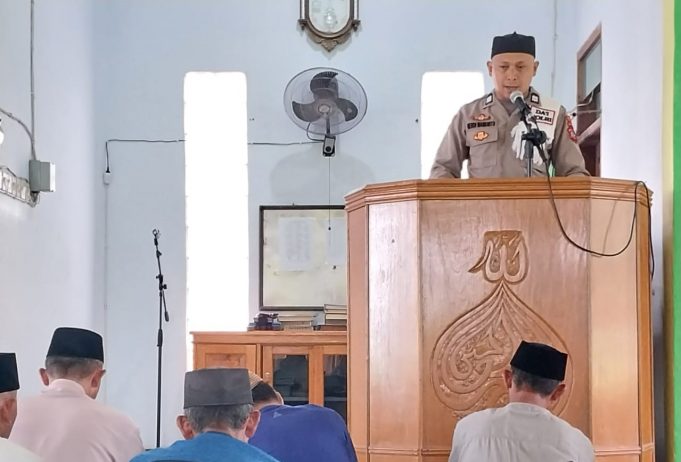 Dai Polri Sat Binmas Polres Kotamobagu Membawa Pesan Damai dalam Jumat Keliling di Masjid An-Namira