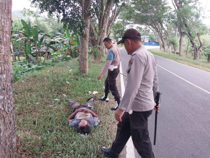 Polsek Kotamobagu Tindak Lanjuti Laporan Warga Adanya Pemuda yang Tertidur di Jalan AKD
