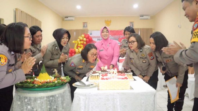 Kegiatan Syukuran Hari Jadi Polwan Ke-75 Polres Kotamobagu “Polri Presisi Untuk Negeri” yang Dilaksanakan Secara Virtual