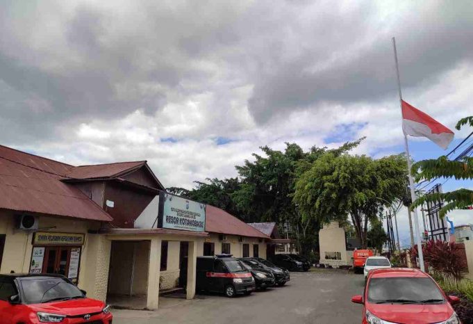 Polres Kotamobagu Kibarkan Bendera Setengah Tiang untuk Menghormati Gugurnya Briptu Rudi Agung
