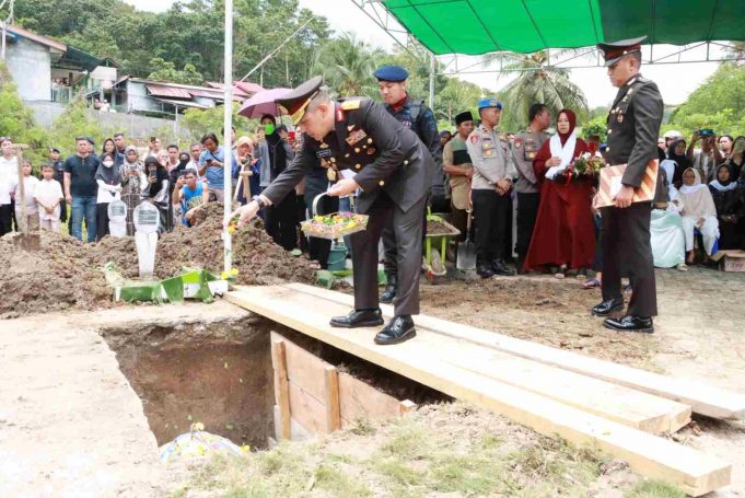 Waka Polda Sulut Pimpin Upacara Pemakaman Brigadir Polisi Anumerta Rudi Agung Ashari