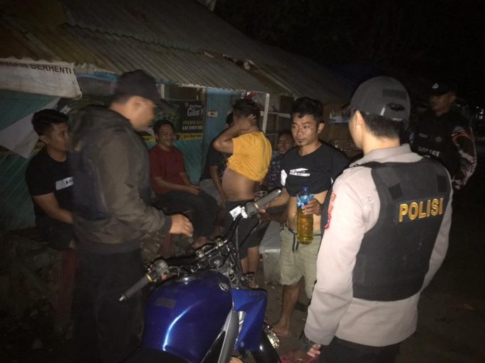 Tim Presisi Polres Kotamobagu Bubarkan Pesta Miras di Terminal Serasi Kotamobagu