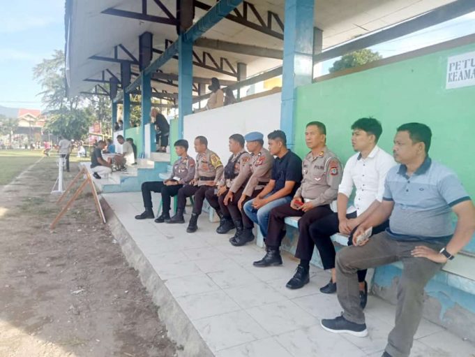 Personil Polres Kotamobagu Berikan Pengamanan Pertandingan Sepak Bola Motoboi Kecil Cup