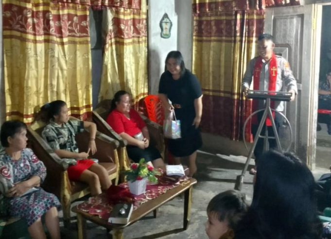 Polres Kotamobagu Menggelar Program “Minggu Kasih” Kepada Jemaat Kolom 6 Dipimpin KA SPKT IPDA Semmy Lengkong