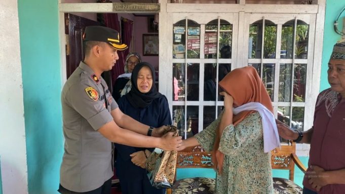 Kapolri Serahkan Santunan Kepada Keluarga Almarhum Brigpol Anumerta Rudi Agung Ashari