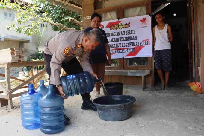 Semarakan HUT Humas Polri Ke-72, Polres Kotamobagu Laksanakan Kegiatan Penyaluran Air Bersih R.O.