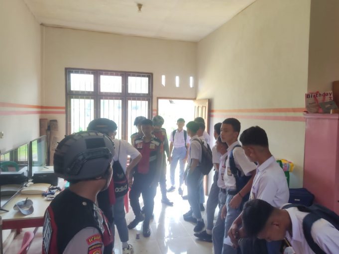 Tim Patroli Ranmor R2 Dapati Pelajar Bolos Sekolah Yang Nongkrong di Rental PS
