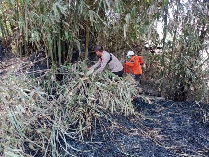 Personil Polsek Lolayan Bantu Evakuasi Kebakaran Lahan Pekarangan Rumah di Desa Kopandakan II