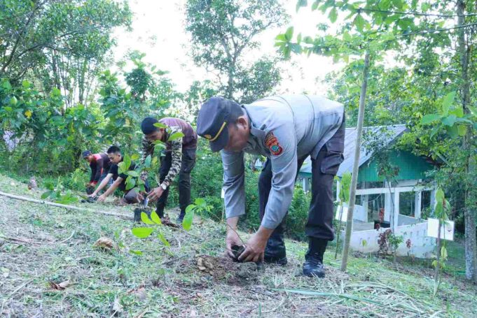 Peringati HUTnya yang Ke-72, Humas Polres Kotamobagu Gelar Giat Penanaman Ratusan Pohon di Hutan Kota