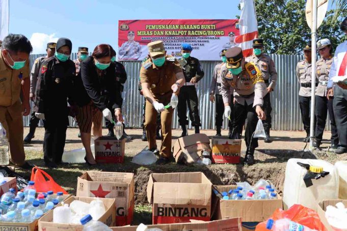 Forkopimda Kota Kotamobagu Musnahkan Barang Bukti Miras dan Knalpot Brong Hasil Operasi Pekat 2023