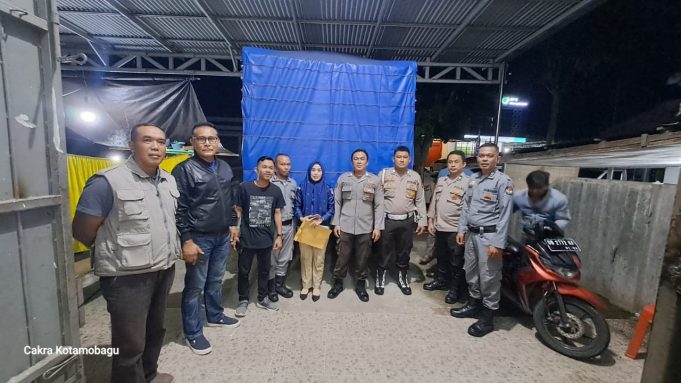 Polres Kotamobagu Lakukan Pengamanan Kedatangan Logistik Pemilu Berupa Bilik Suara
