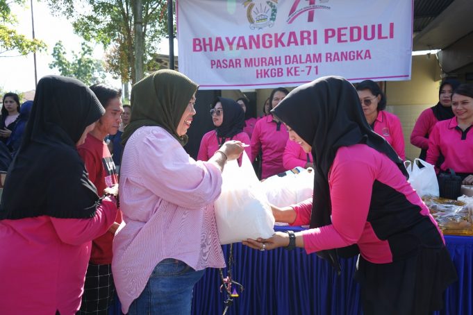 Peringati HUT HKGB ke 71, Bhayangkari Cabang Kotamobagu Gelar Pasar Murah