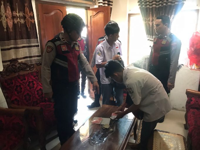 Tim Patroli Ranmor R2 Dapati Siswa Pelaku Judi Kartu di Area Gelora Ambang