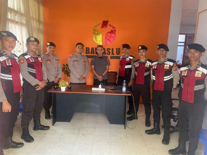 Tim Patroli Samapta Molukad Monompia Jaga Keamanan disekitar Kantor Bawaslu Kota Kotamobagu