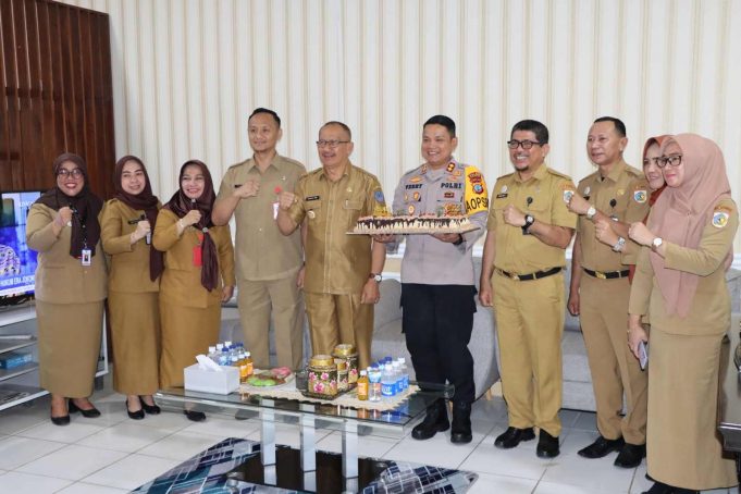 Kapolres Mendapatkan Kejutan Kue dan Ucapan selamat Ulang tahun dari Rombongan PJ. Walikota Kotamobagu