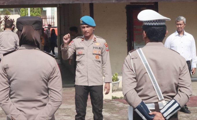 Kasi Propam IPDA Reinhard Kaingat Berlakukan Sanksi Push-Up Bagi Personil Terlambat