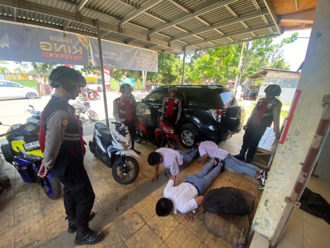 Tim Patroli Ranmor R2 Berikan Sanksi Push Up Kepada Siswa Bolos Sekolah