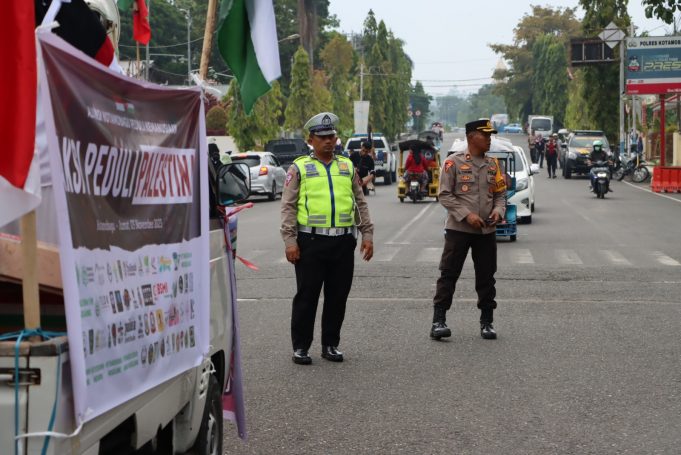 Personill Polres Kotamobagu Lakukan Pengamanan Ratusan Massa Aksi Peduli Palestina
