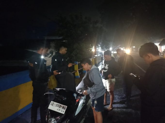 Tim Patroli Ranmor R2 Polres Kotamobagu Bubarkan Pesta Miras Anak di Pinggir Jalan