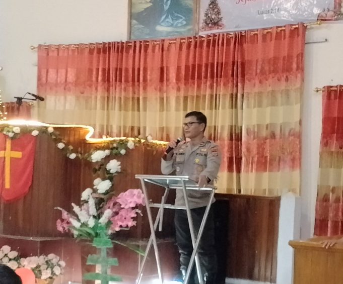 Hadiri Ibadah Pohon Terang, Kapolsek Lolayan Berikan Imbauan Kamtibmas Jelang Natal