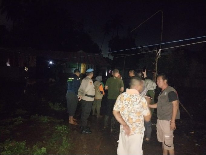 Personil Polsek Kotamobagu Bantu Evakuasi Warga Terdampak Banjir di Kelurahan Gogagoman