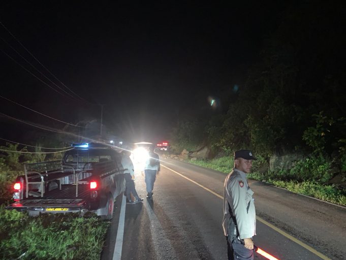 Antisipasi Korban Akibat Longsor di Jalan Raya AKD Personil Polres Kotamobagu Lakukan Patroli