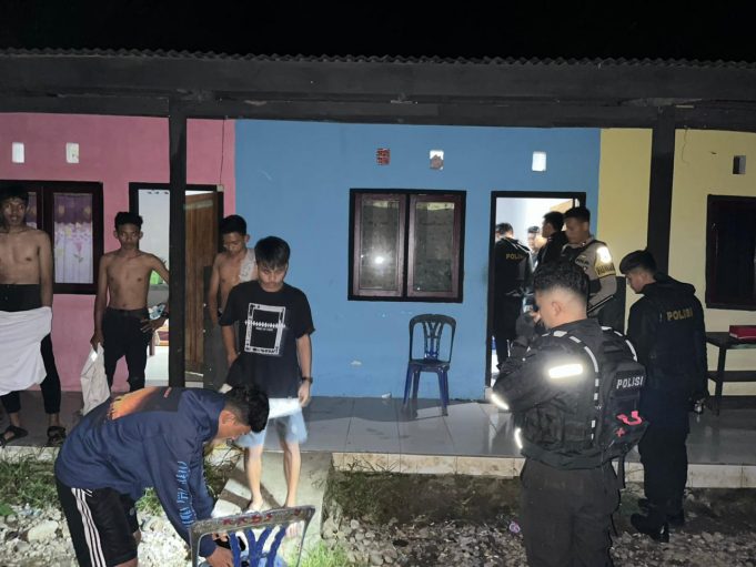 Tim Patroli Presisi Bubarkan Pesta Miras Anak Muda di Kelurahan Motoboi Besar