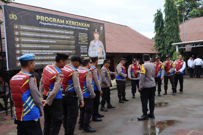 Dongkrak Semangat Melayani, Kapolres Kotamobagu Serahkan Rompi Bhabinkamtibmas Kepada Personilnya