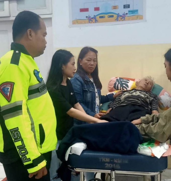 Personil Sat Lantas Polres Kotamobagu Bantu Evakuasi Laka Lantas Tabrak Pejalan Kaki