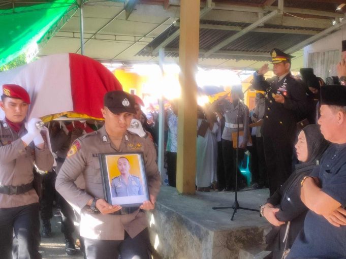 Bentuk Kepedulian yang Besar Kepada Personilnya, Kapolres Kotamobagu Pimpin Pemakaman Brigadir Indra Dotulong