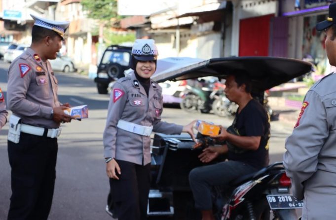 Senyum Manis Hiasi Bagi-Bagi Takjil: Program Berbagi Polres Kotamobagu di Bulan Penuh Berkah