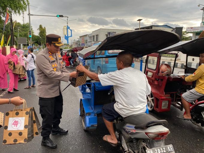 Kapolres Kotamobagu Pimpin Kegiatan Bagi-bagi Takjil Bersama Bhayangkari