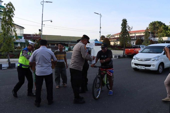 Program Kebaikan di Bulan Ramadhan, Hari ini Wakapolres Kotamobagu Bersama Sejumlah PJU Berbagi Takjil di Depan Mako