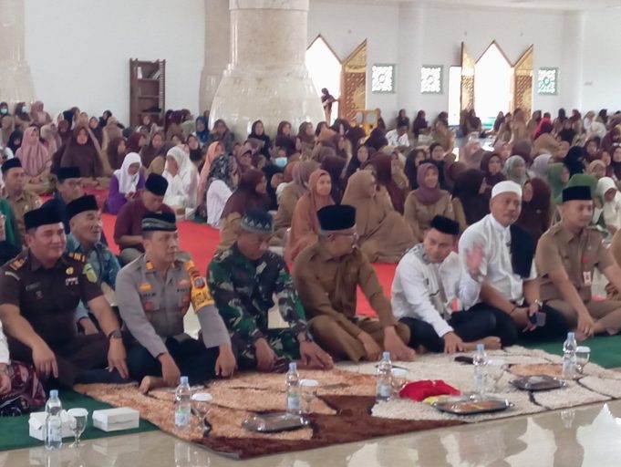 Mewakili Kapolres, Kabag Log Hadiri Peringatan Isra Miraj di Masjid Agung Baitul Makmur